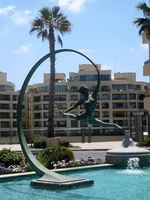 Figur im Brunnen vor dem Hilton Malta